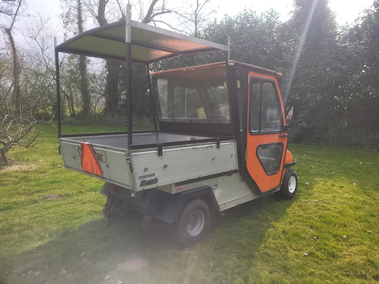 Club Car Carryall Turf 2 – Bouwjaar 2009 – Elektrisch – Met dichte cabine en elektrische kiepbak – Marge-kavel - Гольф-кар: фото 3 Club Car Carryall Turf 2 – Bouwjaar 2009 – Elektrisch – Met dichte cabine en elektrische kiepbak – Marge-kavel - Гольф-кар: фото 3