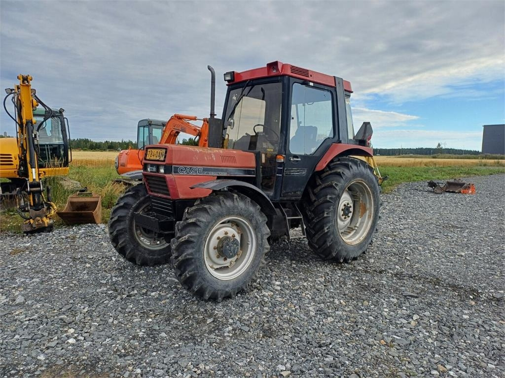 Case IH 685XL Hyvät renkaat. - Трактор: фото 1 Case IH 685XL Hyvät renkaat. - Трактор: фото 1