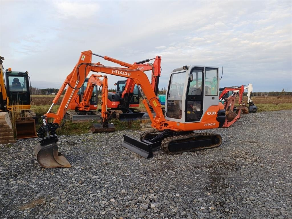 Hitachi EX30 Kallistuvalla liittimellä - Мини-экскаватор: фото 1 Hitachi EX30 Kallistuvalla liittimellä - Мини-экскаватор: фото 1