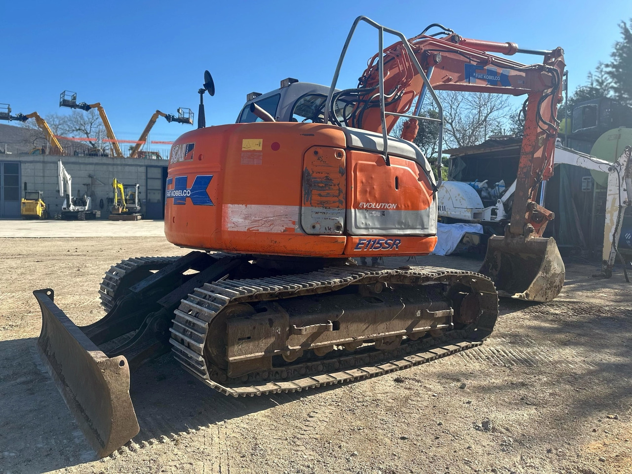FIAT KOBELCO E115SR - Гусеничный экскаватор: фото 3 FIAT KOBELCO E115SR - Гусеничный экскаватор: фото 3