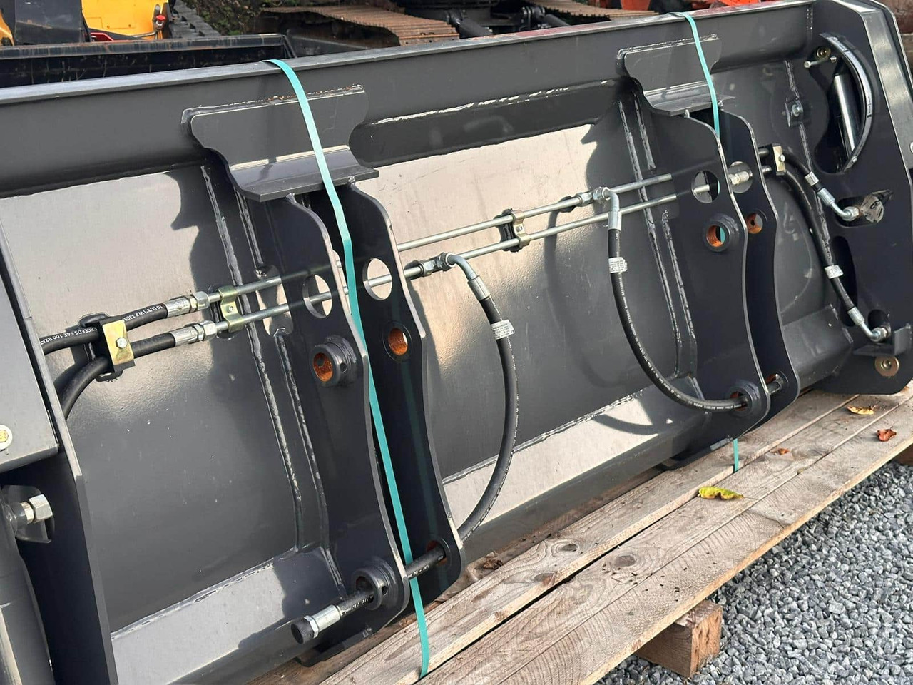 Ковш для погрузчика NEW HOLLAND 220: фото 8 Ковш для погрузчика NEW HOLLAND 220: фото 8