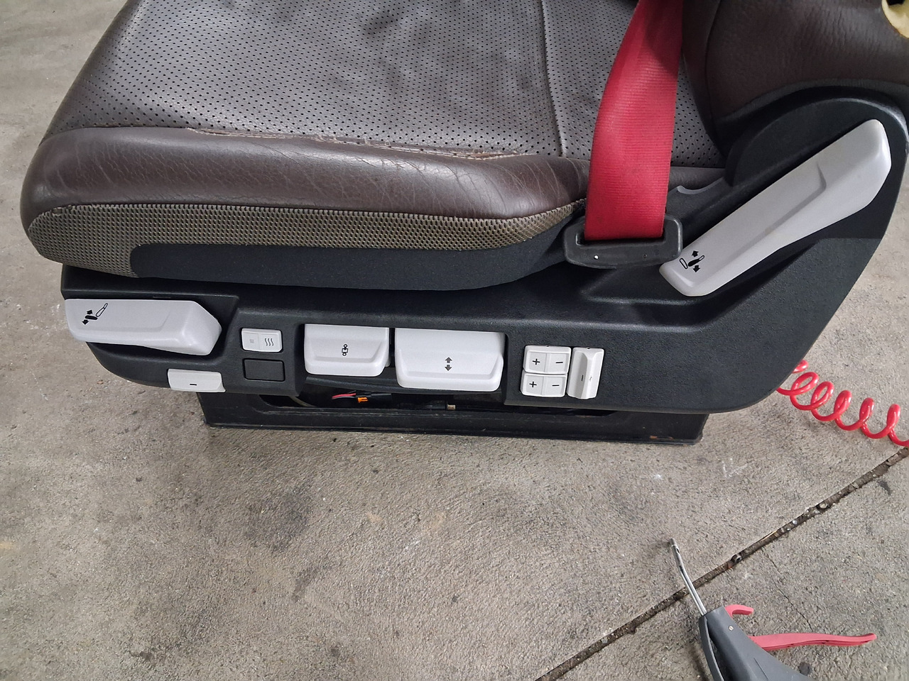 RENAULT FOTEL LEWY SIEDZENIE KIEROWCY SKÓRA PNEUMATYCZNY RENAULT RANGE GAMA T C K - Сиденье для Грузовиков: фото 3 RENAULT FOTEL LEWY SIEDZENIE KIEROWCY SKÓRA PNEUMATYCZNY RENAULT RANGE GAMA T C K - Сиденье для Грузовиков: фото 3