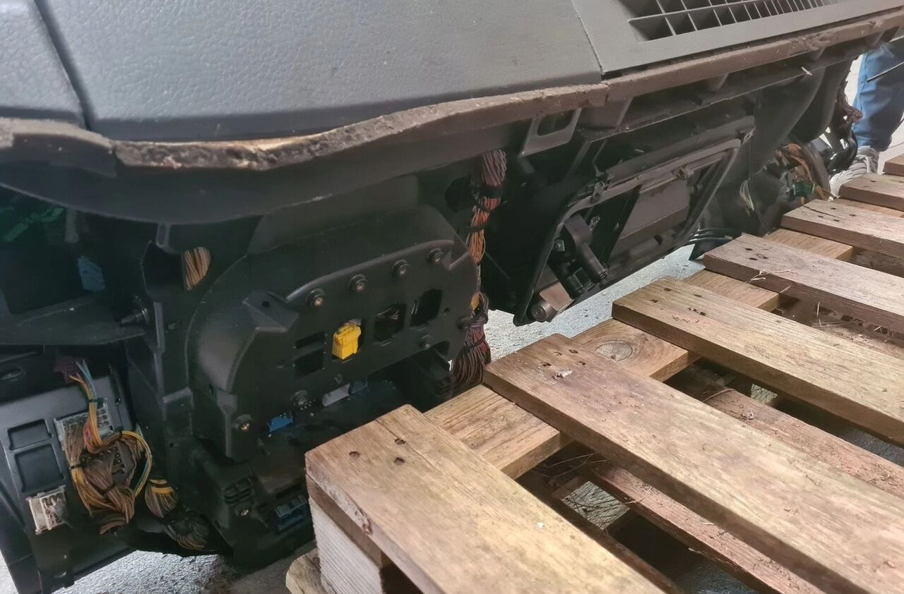Volvo KONSOLA PRZEKŁADKA ANGLIKA FL EURO 5 Volvo ANGLIKA VOLVO FL EURO 5 - Приборная панель для Грузовиков: фото 5 Volvo KONSOLA PRZEKŁADKA ANGLIKA FL EURO 5 Volvo ANGLIKA VOLVO FL EURO 5 - Приборная панель для Грузовиков: фото 5