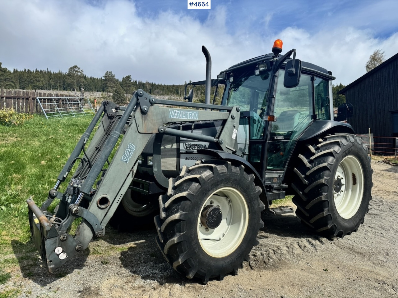 2003 Valtra A85-4 4x4 with Front Loader – 4450 hours! - Трактор: фото 2 2003 Valtra A85-4 4x4 with Front Loader – 4450 hours! - Трактор: фото 2