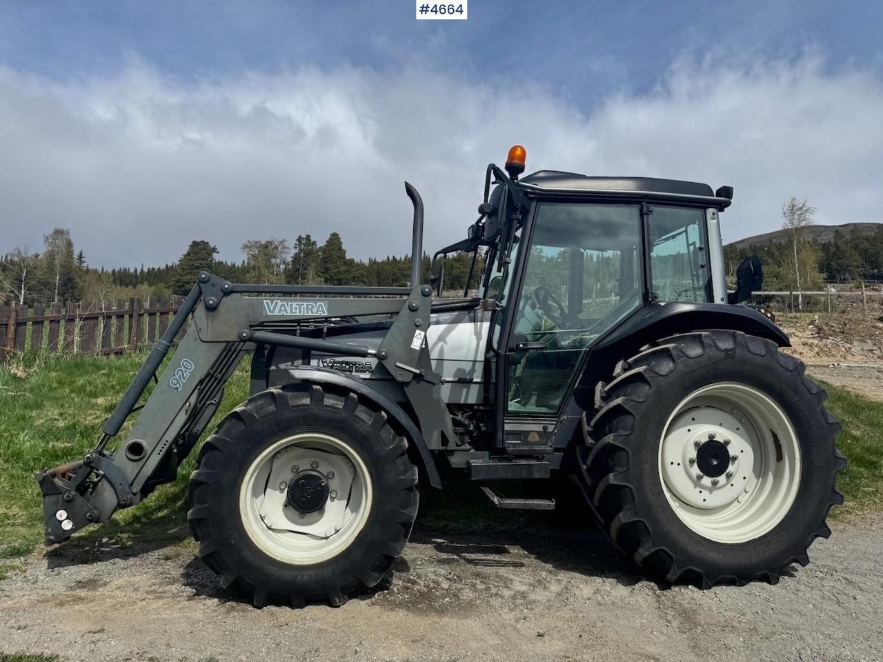 2003 Valtra A85-4 4x4 with Front Loader – 4450 hours! - Трактор: фото 5 2003 Valtra A85-4 4x4 with Front Loader – 4450 hours! - Трактор: фото 5