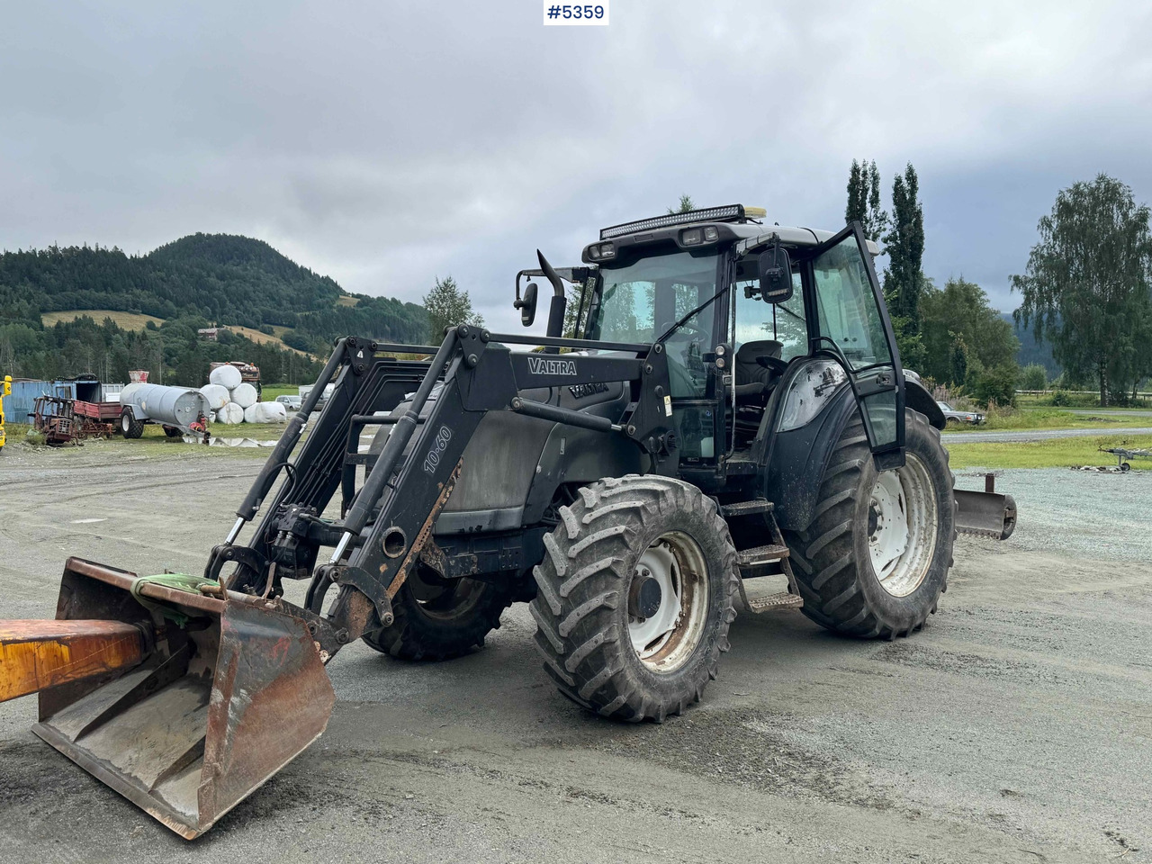2004 Valtra M120-4 w/ loader and bucket - Трактор: фото 1 2004 Valtra M120-4 w/ loader and bucket - Трактор: фото 1