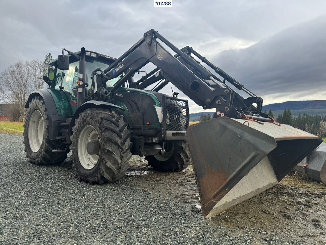 2013 Valtra T203 w/ Trima front loader, snow bucket, gravel bucket, pallet forks and timber clamp! - Трактор: фото 1 2013 Valtra T203 w/ Trima front loader, snow bucket, gravel bucket, pallet forks and timber clamp! - Трактор: фото 1