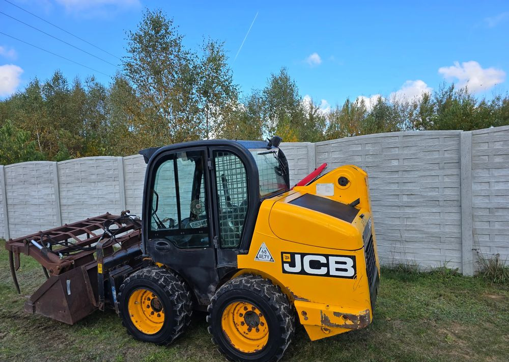 Мини-погрузчик с бортовым поворотом JCB: фото 7