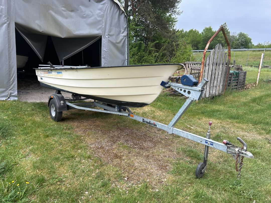 Båt GH 14 Deluxe med motor Evinrude 10 hk + henger - Другая техника: фото 2 Båt GH 14 Deluxe med motor Evinrude 10 hk + henger - Другая техника: фото 2