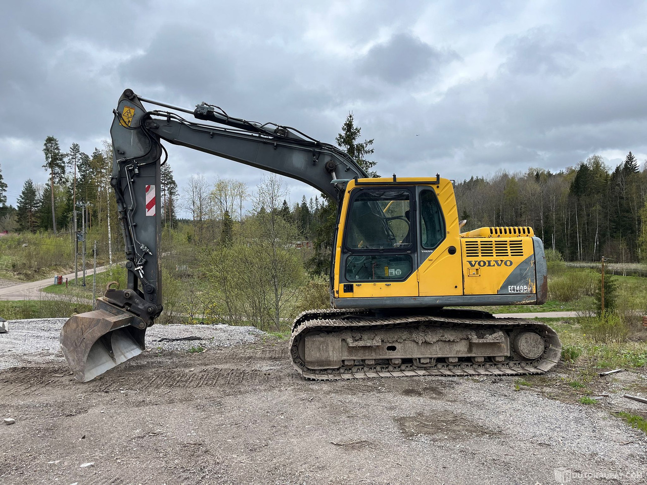 Volvo EC140B, kaivinkone, lähes uudet telat, 2002, Vihti - Гусеничный экскаватор: фото 1 Volvo EC140B, kaivinkone, lähes uudet telat, 2002, Vihti - Гусеничный экскаватор: фото 1
