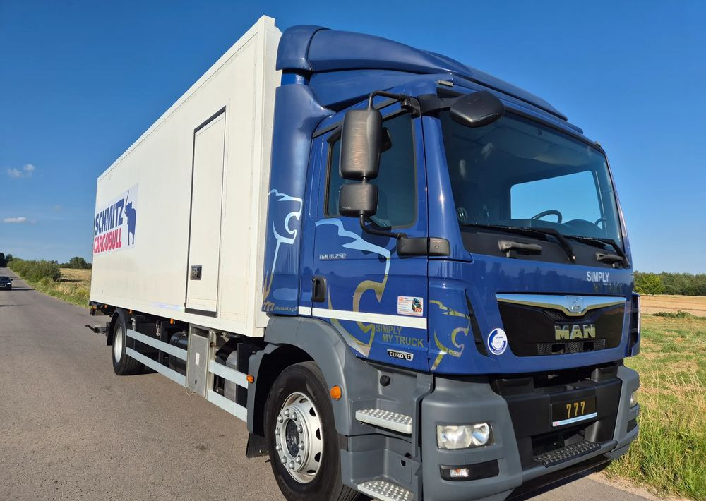 MAN TGM 18.250 Carrier 1950 D/E z Holandii / TOP STAN / 7.5m / 18 palet / winda + drzwi boczne / OKAZJA - Рефрижератор: фото 4 MAN TGM 18.250 Carrier 1950 D/E z Holandii / TOP STAN / 7.5m / 18 palet / winda + drzwi boczne / OKAZJA - Рефрижератор: фото 4