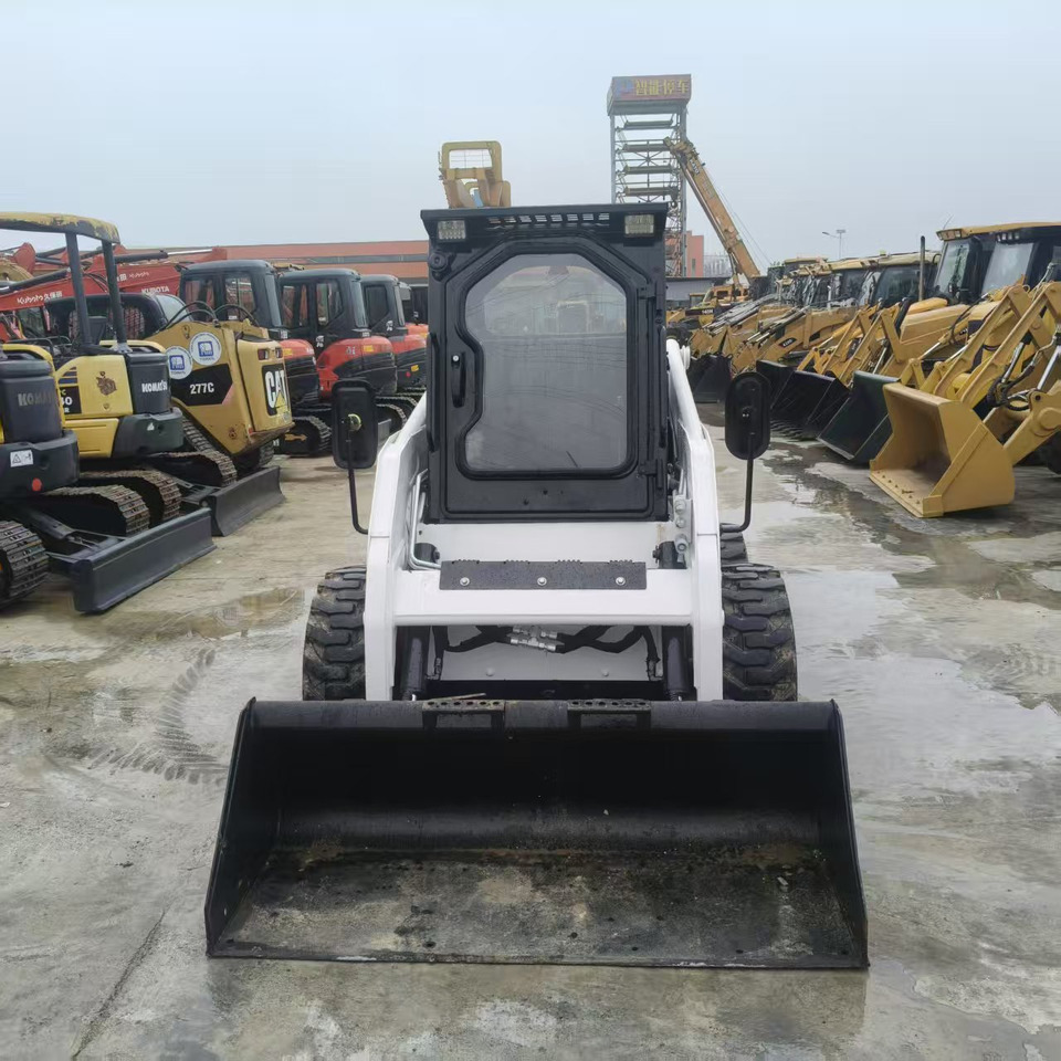 Мини-погрузчик с бортовым поворотом Bobcat S300: фото 8