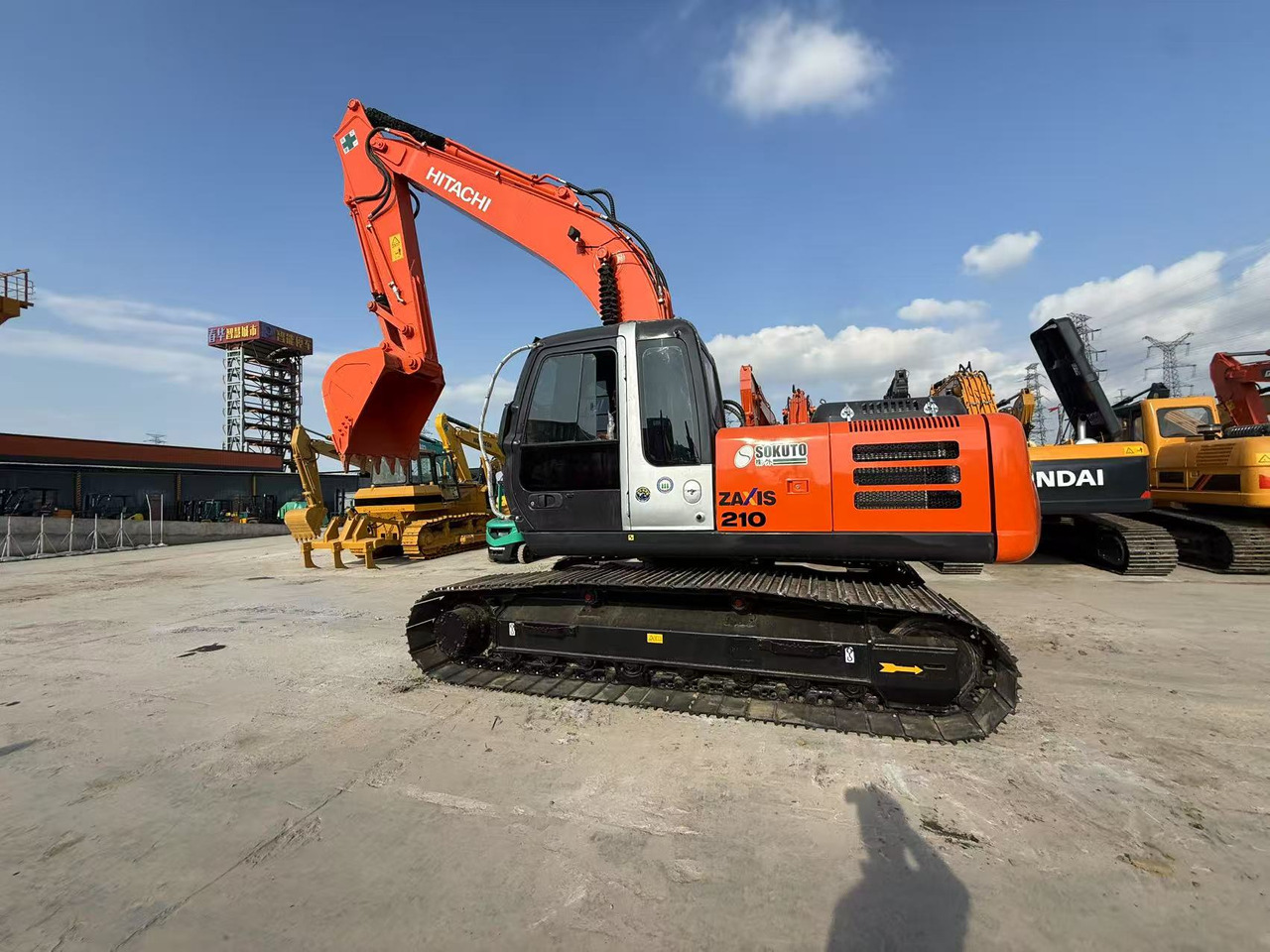 HITACHI ZX210 - Гусеничный экскаватор: фото 1 HITACHI ZX210 - Гусеничный экскаватор: фото 1