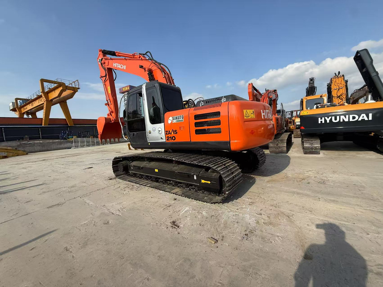 HITACHI ZX210 - Гусеничный экскаватор: фото 2 HITACHI ZX210 - Гусеничный экскаватор: фото 2
