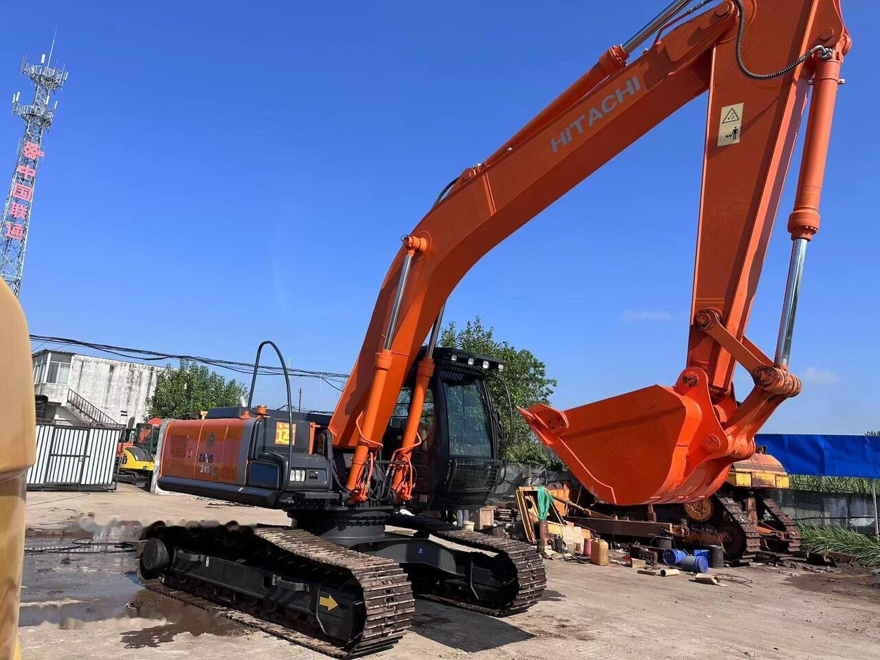 Hitachi ZX240 - Гусеничный экскаватор: фото 3 Hitachi ZX240 - Гусеничный экскаватор: фото 3