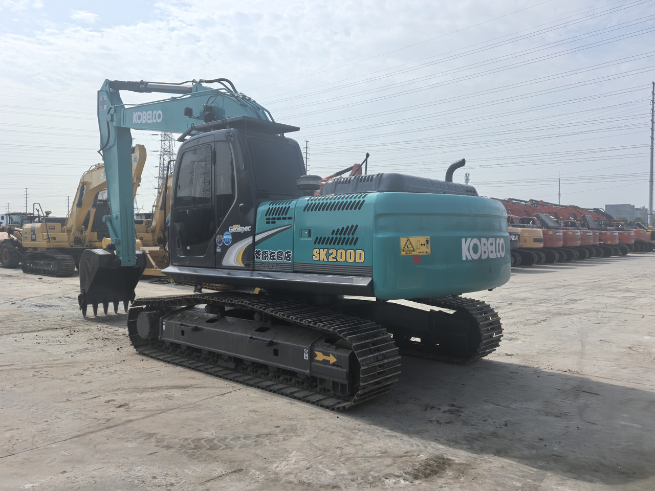 KOBELCO SK200 - Гусеничный экскаватор: фото 1 KOBELCO SK200 - Гусеничный экскаватор: фото 1