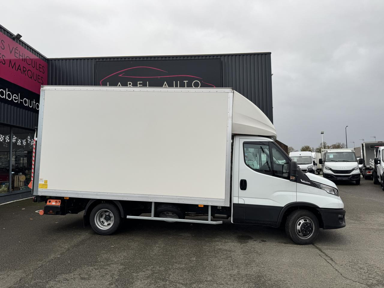 IVECO Daily 35 C 16H3.0 - BV Hi-Matic CHASSIS CABINE CAISSE 20M3 + HAYON - Фургон с закрытым кузовом: фото 1 IVECO Daily 35 C 16H3.0 - BV Hi-Matic CHASSIS CABINE CAISSE 20M3 + HAYON - Фургон с закрытым кузовом: фото 1