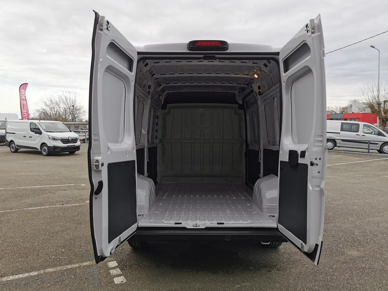 Peugeot Boxer 333 L2H2 2.2 BLUEHDI S&S 140CH ASPHALT - Цельнометаллический фургон: фото 3 Peugeot Boxer 333 L2H2 2.2 BLUEHDI S&S 140CH ASPHALT - Цельнометаллический фургон: фото 3