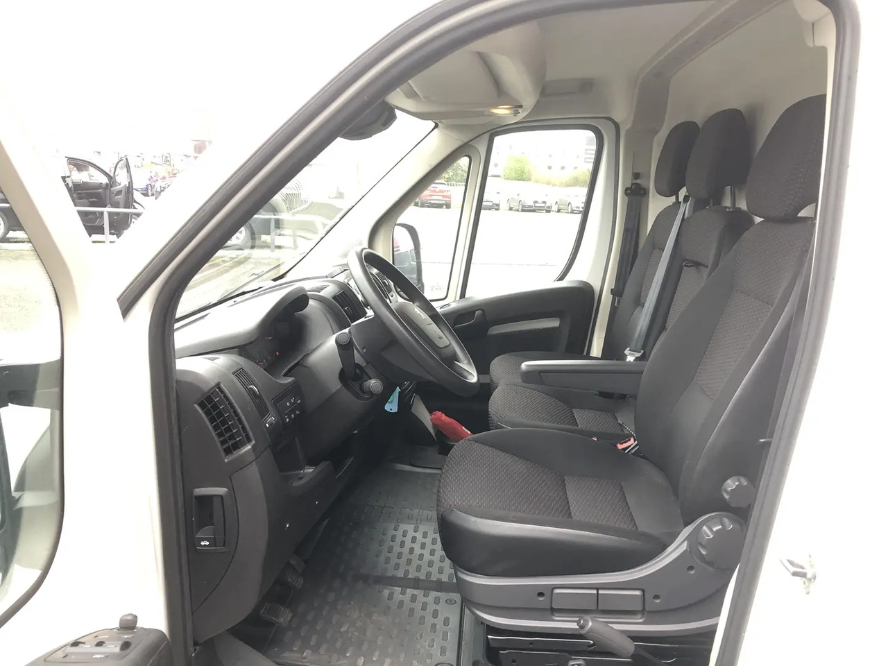 Peugeot Boxer 333 L2H2 2.2 BLUEHDI S&S 140CH ASPHALT - Цельнометаллический фургон, Грузопассажирский фургон: фото 5 Peugeot Boxer 333 L2H2 2.2 BLUEHDI S&S 140CH ASPHALT - Цельнометаллический фургон, Грузопассажирский фургон: фото 5