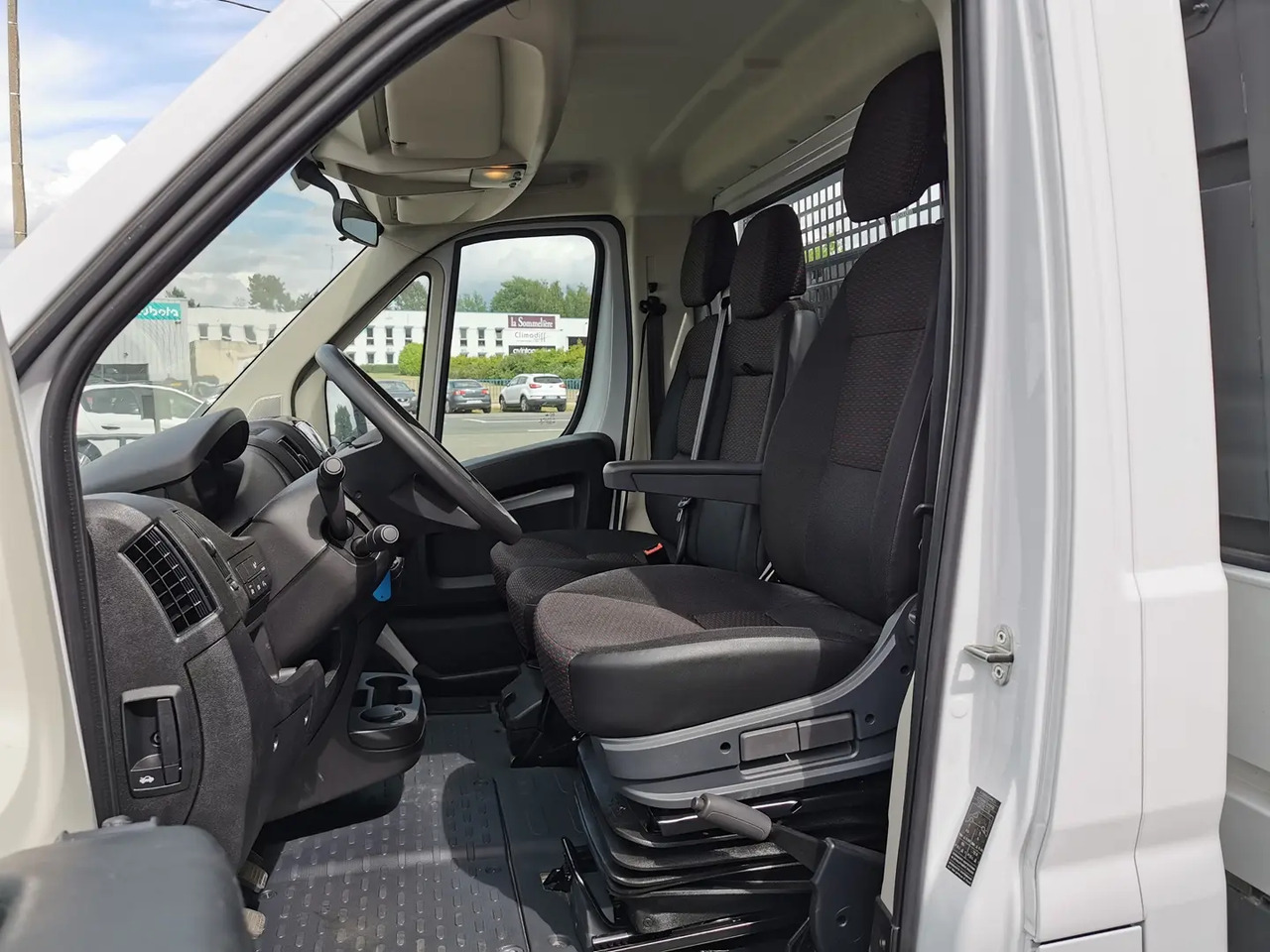 Peugeot Boxer 435 L4 2.2 BLUEHDI 140 S&S PRO SR - Малотоннажный бортовой грузовик: фото 5 Peugeot Boxer 435 L4 2.2 BLUEHDI 140 S&S PRO SR - Малотоннажный бортовой грузовик: фото 5