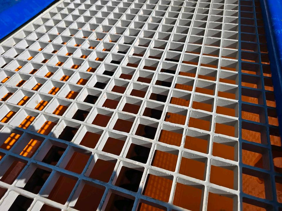 Разбрасыватель песка/ Соли Bucher Yeti 2500W FS Gmeiner Salzstreuer Streuautomat Streusilo für Unimog UGN UGE 405 423 427 530 430 429: фото 9 Разбрасыватель песка/ Соли Bucher Yeti 2500W FS Gmeiner Salzstreuer Streuautomat Streusilo für Unimog UGN UGE 405 423 427 530 430 429: фото 9