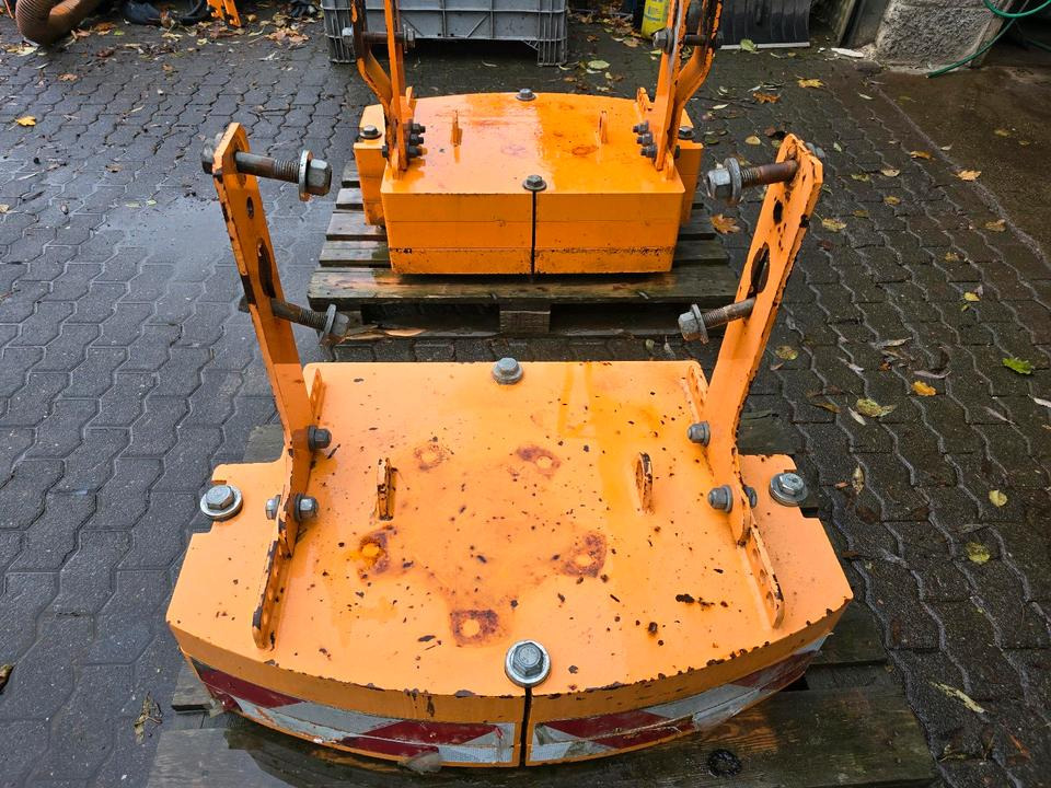 Heckgewicht Unimog 405 U400 U 300 500 400 318 423 427 429 430 530 527 535 Kontergewicht Mulag Mähausleger Böschungsmulcher Dücker - Противовес: фото 4 Heckgewicht Unimog 405 U400 U 300 500 400 318 423 427 429 430 530 527 535 Kontergewicht Mulag Mähausleger Böschungsmulcher Dücker - Противовес: фото 4