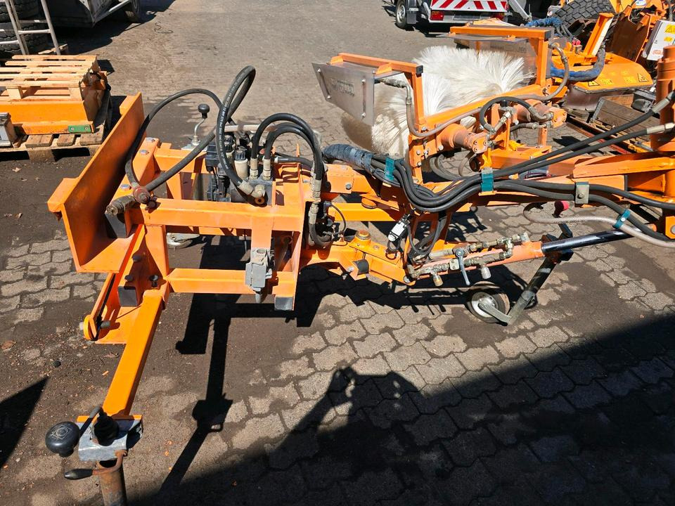 Leitpfostenwaschgerät WV 3-L Wassenberg Schmidt Drutzel für Unimog 405 U290 300 400 500 427 424 318 218 430 Leitpfosten - Щетка: фото 2 Leitpfostenwaschgerät WV 3-L Wassenberg Schmidt Drutzel für Unimog 405 U290 300 400 500 427 424 318 218 430 Leitpfosten - Щетка: фото 2