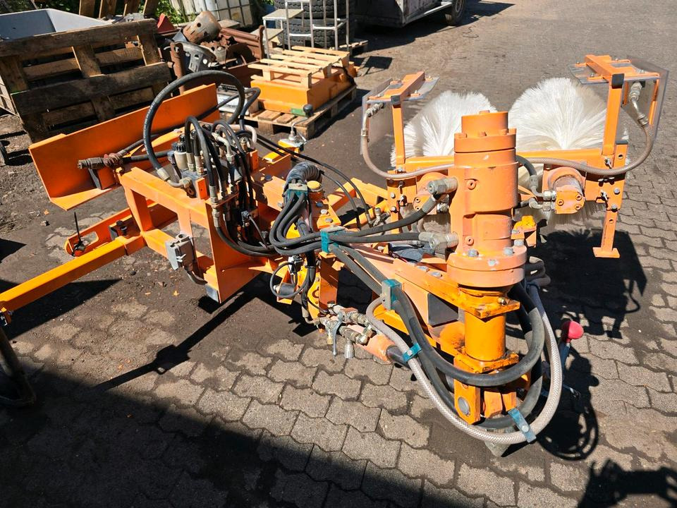 Leitpfostenwaschgerät WV 3-L für Unimog 405/10 405/12 U300 u400 300 500 318 218 423 430 530 Schmidt - Щетка: фото 4 Leitpfostenwaschgerät WV 3-L für Unimog 405/10 405/12 U300 u400 300 500 318 218 423 430 530 Schmidt - Щетка: фото 4