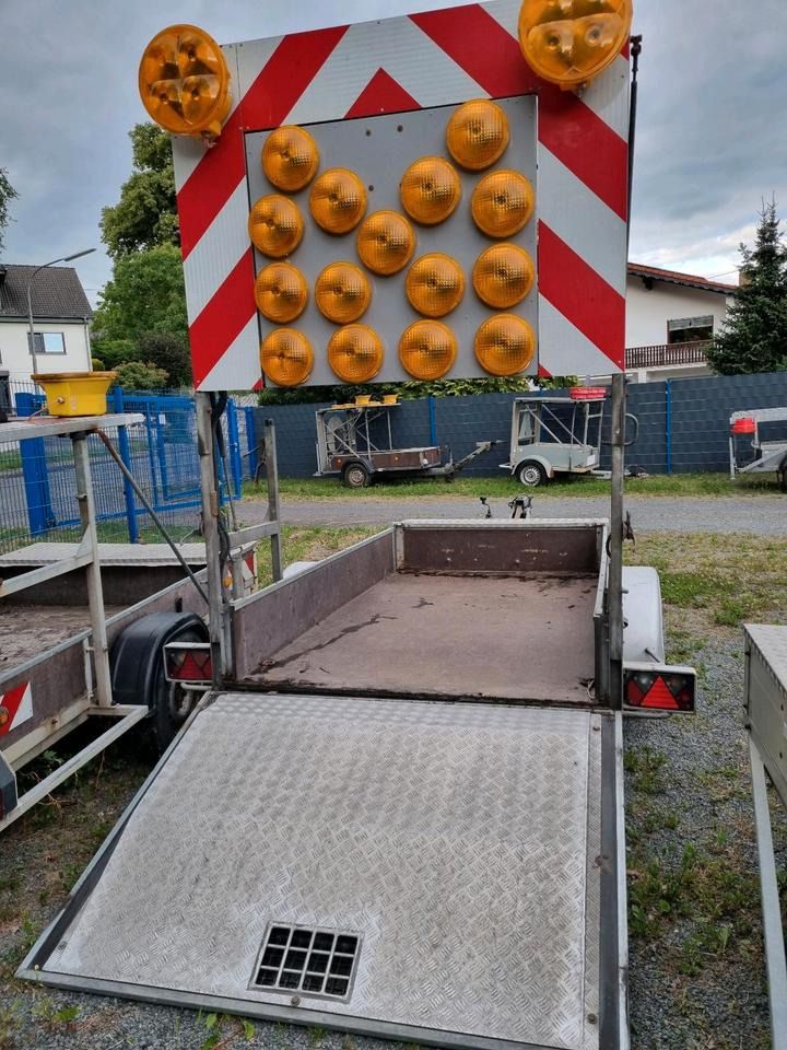 LED Nissen VZ616 B3 Verkehrsleittafel Verkehrsleitanhänger Absperrtafel Verkehrssicherungsanhänger Verkehrssicherung Leittafel - Прицеп: фото 4 LED Nissen VZ616 B3 Verkehrsleittafel Verkehrsleitanhänger Absperrtafel Verkehrssicherungsanhänger Verkehrssicherung Leittafel - Прицеп: фото 4