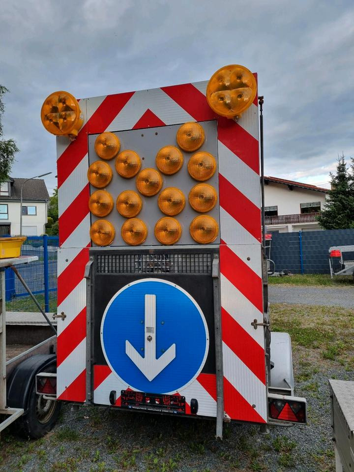 LED Nissen VZ616 B3 Verkehrsleittafel Verkehrsleitanhänger Absperrtafel Verkehrssicherungsanhänger Verkehrssicherung Leittafel - Прицеп: фото 3 LED Nissen VZ616 B3 Verkehrsleittafel Verkehrsleitanhänger Absperrtafel Verkehrssicherungsanhänger Verkehrssicherung Leittafel - Прицеп: фото 3