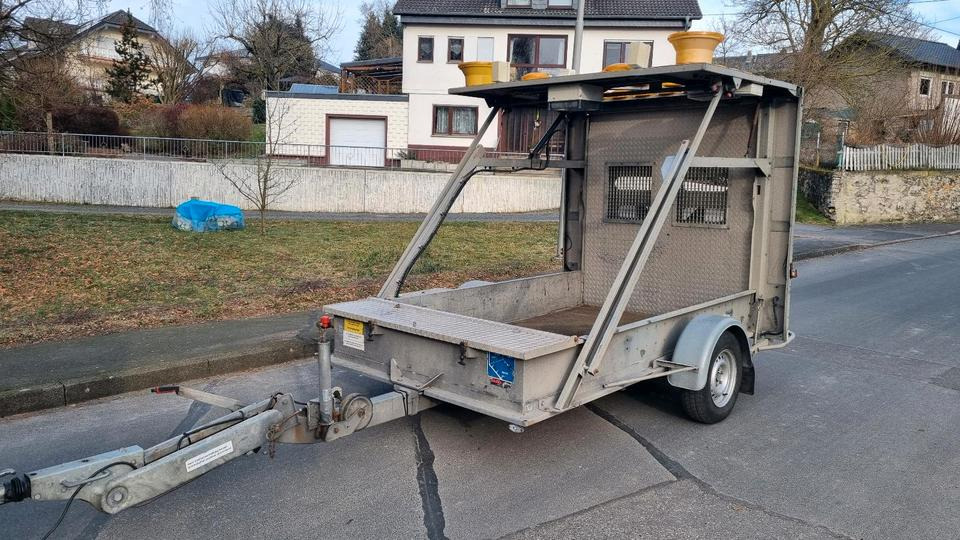 Mersch Nissen LED Absperrtafel VZ616 Verkehrssicherung Vorwarner Vorwarntafel Verkehrsleittafel Verkehrsleitanhänger Verkehrssicherungsanhänger Sperrwand Sperrtafel - Прицеп: фото 2 Mersch Nissen LED Absperrtafel VZ616 Verkehrssicherung Vorwarner Vorwarntafel Verkehrsleittafel Verkehrsleitanhänger Verkehrssicherungsanhänger Sperrwand Sperrtafel - Прицеп: фото 2