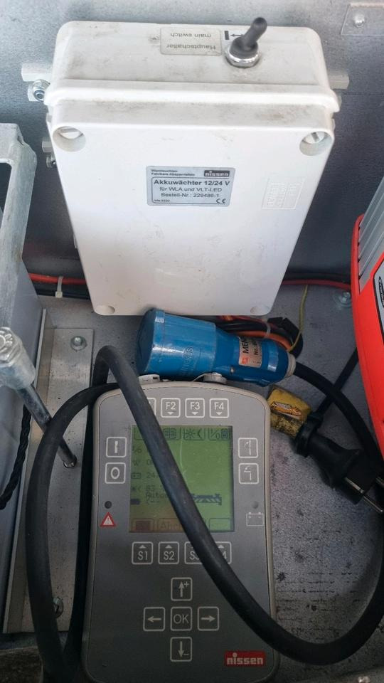 Neuwertige Nissen LED VLT Verkehrsleittafel Verkehrsleitanhänger Verkehrssicherungsanhänger Leitanhänger Leittafel Absperrtafel FAT Verkehrssicherung GPS - Прицеп: фото 5 Neuwertige Nissen LED VLT Verkehrsleittafel Verkehrsleitanhänger Verkehrssicherungsanhänger Leitanhänger Leittafel Absperrtafel FAT Verkehrssicherung GPS - Прицеп: фото 5