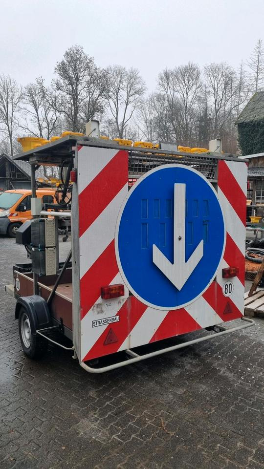 Nissen A31 LED Absperrtafel mit GPS Dora Funkwarnmeldeanlage FAT Verkehrsleittafel Verkehrsleitanhänger Verkehrssicherungsanhänger Leitanhänger Leittafel - Прицеп: фото 1 Nissen A31 LED Absperrtafel mit GPS Dora Funkwarnmeldeanlage FAT Verkehrsleittafel Verkehrsleitanhänger Verkehrssicherungsanhänger Leitanhänger Leittafel - Прицеп: фото 1