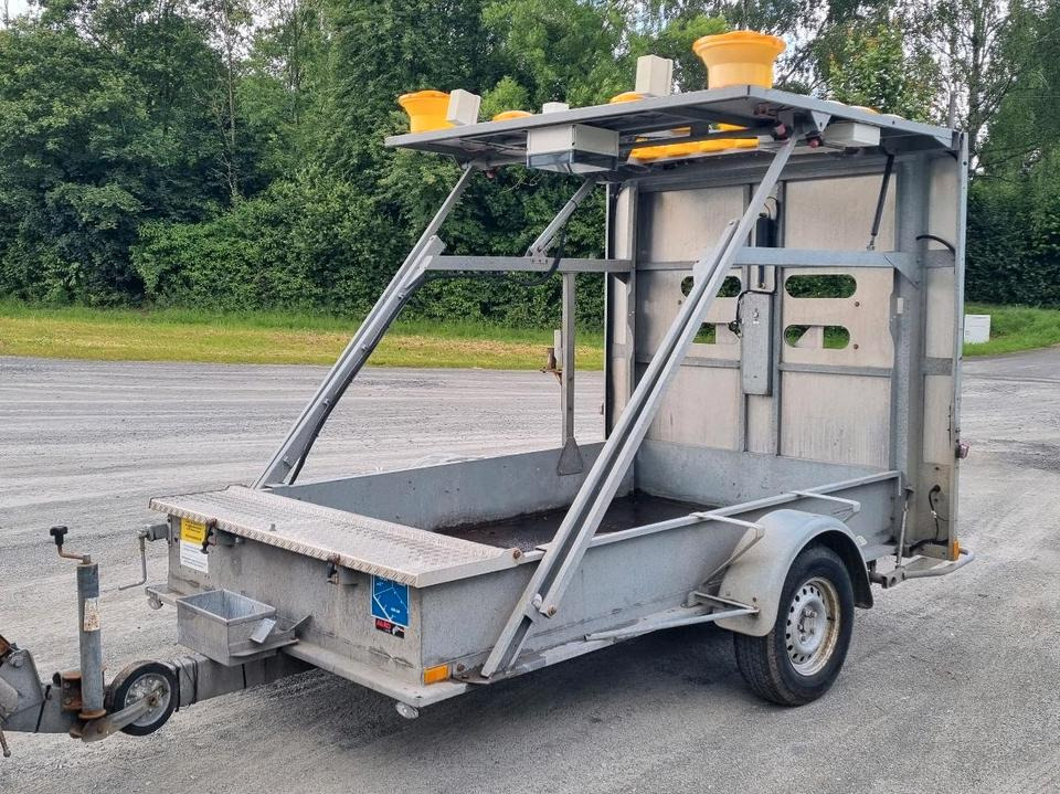 Nissen Absperrtafel 2016 FAT Verkehrsleittafel Verkehrsleitanhänger Verkehrssicherungsanhänger Leitanhänger Leittafel Baustellenabsicherung - Прицеп: фото 4 Nissen Absperrtafel 2016 FAT Verkehrsleittafel Verkehrsleitanhänger Verkehrssicherungsanhänger Leitanhänger Leittafel Baustellenabsicherung - Прицеп: фото 4