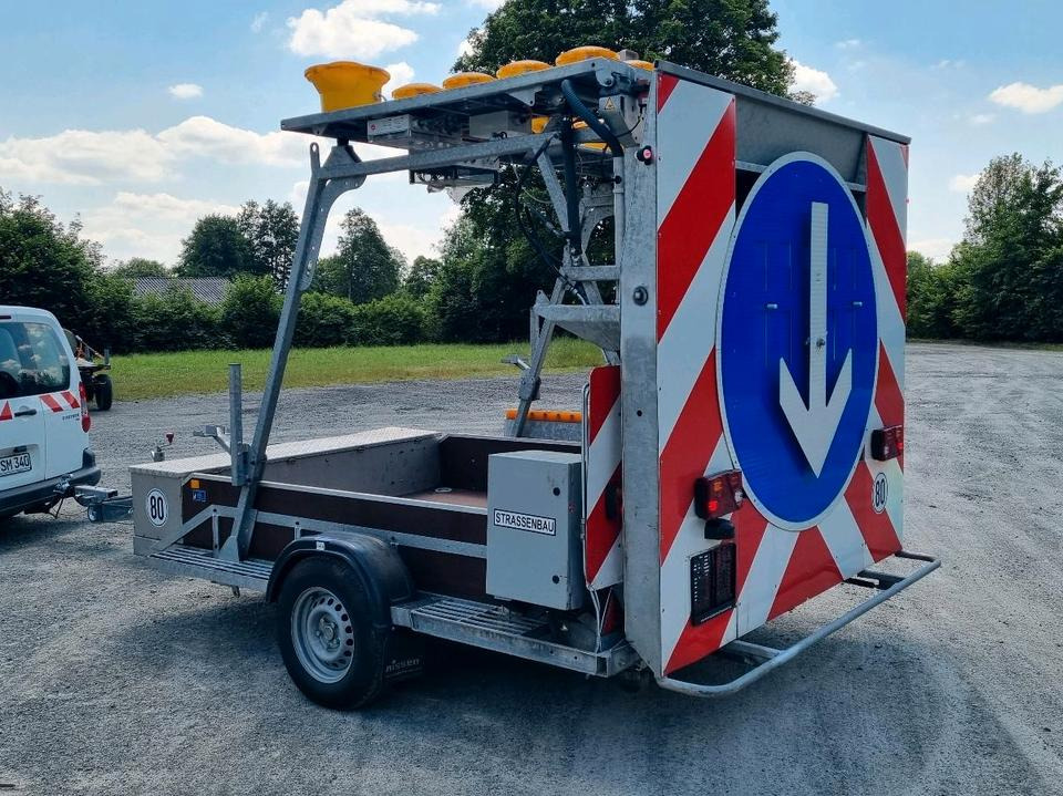 Прицеп Nissen Absperrtafel 2022 A31/18 FAT Verkehrsleittafel Verkehrsleitanhänger Verkehrssicherungsanhänger Leitanhänger Leittafel Baustellenabsicherung: фото 1