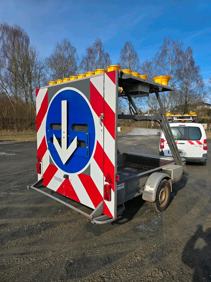 Nissen Absperrtafel VZ 616 FAT Verkehrsleittafel Horizont Verkehrssicherungsanhänger Verkehrsleitanhänger Verkehrsleittafel Verkehrssicherung - Прицеп: фото 3 Nissen Absperrtafel VZ 616 FAT Verkehrsleittafel Horizont Verkehrssicherungsanhänger Verkehrsleitanhänger Verkehrsleittafel Verkehrssicherung - Прицеп: фото 3