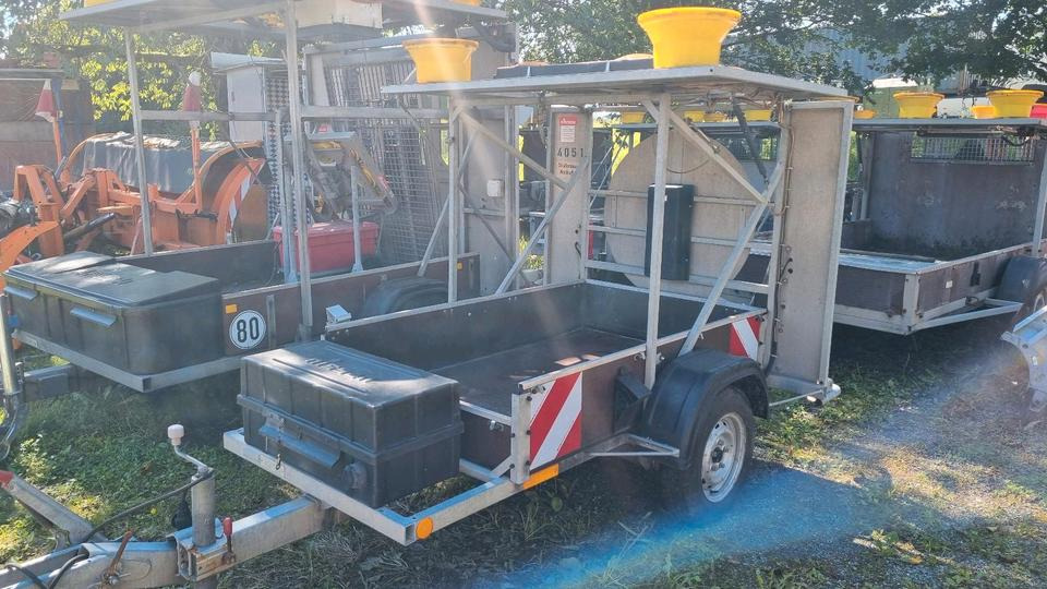 Nissen Absperrtafel VZ616 Sperrwand Verkehrsleittafel Verkehrsleitanhänger Verkehrssicherungsanhänger Leitanhänger Horizont Verkehrssicherung VLT VWT - Прицеп: фото 2 Nissen Absperrtafel VZ616 Sperrwand Verkehrsleittafel Verkehrsleitanhänger Verkehrssicherungsanhänger Leitanhänger Horizont Verkehrssicherung VLT VWT - Прицеп: фото 2