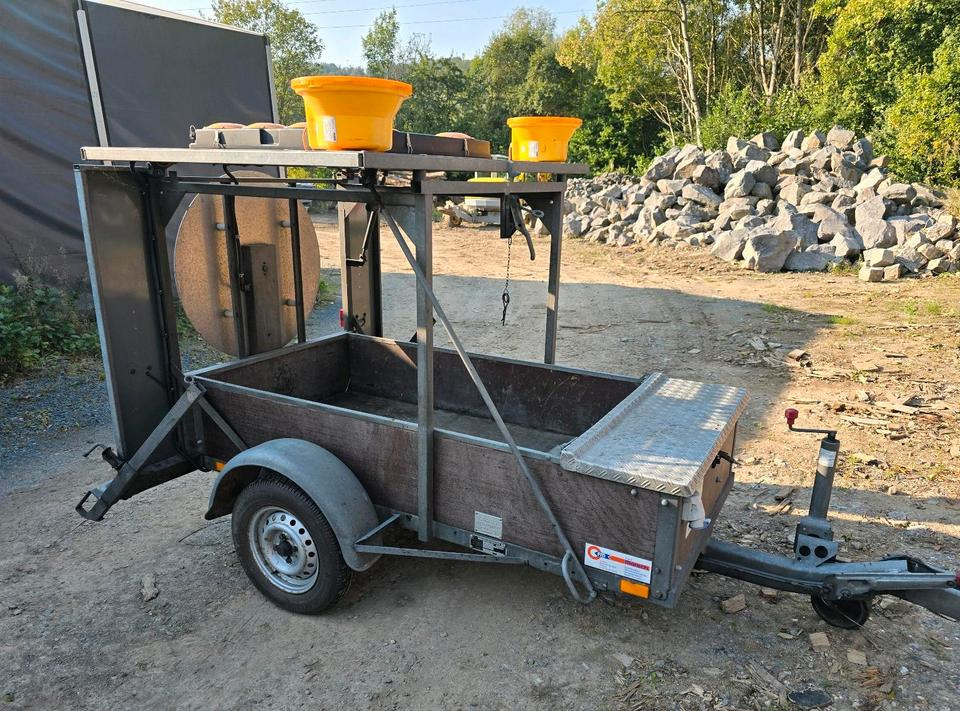 Nissen FAT Absperrtafel VZ616 Fahrbare Verkehrsleittafel Verkehrssicherungsanhänger Verkehrsleitanhänger Trebbiner Horizont Sperrwand - Прицеп: фото 3 Nissen FAT Absperrtafel VZ616 Fahrbare Verkehrsleittafel Verkehrssicherungsanhänger Verkehrsleitanhänger Trebbiner Horizont Sperrwand - Прицеп: фото 3