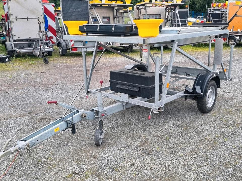 Nissen Fahrbare Vorwarntafel Typ VLT 1-08-70 Verkehrsleittafel Verkehrsleitanhänger Verkehrssicherungsanhänger Leitanhänger Leittafel Absperrtafel FAT - Прицеп: фото 1 Nissen Fahrbare Vorwarntafel Typ VLT 1-08-70 Verkehrsleittafel Verkehrsleitanhänger Verkehrssicherungsanhänger Leitanhänger Leittafel Absperrtafel FAT - Прицеп: фото 1