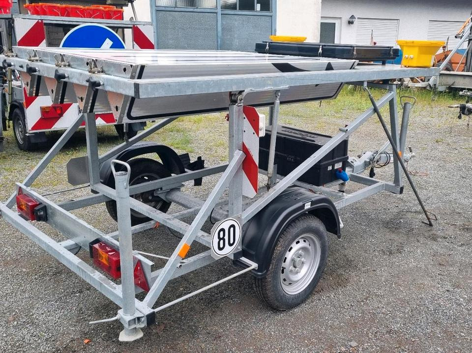 Nissen Fahrbare Vorwarntafel Typ VLT 1-08-70 Verkehrsleittafel Verkehrsleitanhänger Verkehrssicherungsanhänger Leitanhänger Leittafel Absperrtafel FAT - Прицеп: фото 3 Nissen Fahrbare Vorwarntafel Typ VLT 1-08-70 Verkehrsleittafel Verkehrsleitanhänger Verkehrssicherungsanhänger Leitanhänger Leittafel Absperrtafel FAT - Прицеп: фото 3