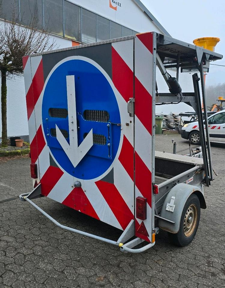 Nissen Mersch LED Absperrtafel FAT Sperrwand Fahrbare Verkehrsleitanhänger Verkehrssicherungsanhänger Verkehrsleittafel Verkehrssicherung Baustellenabsicherung - Прицеп: фото 3 Nissen Mersch LED Absperrtafel FAT Sperrwand Fahrbare Verkehrsleitanhänger Verkehrssicherungsanhänger Verkehrsleittafel Verkehrssicherung Baustellenabsicherung - Прицеп: фото 3