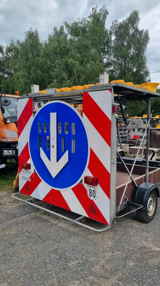 Nissen VZ616 Absperrtafel LED Funkwarnmeldeanlage Sperrwand Sperrtafel Verkehrsleittafel Verkehrsleitanhänger Verkehrssicherungsanhänger Leittafel Verkehrssicherung Vorwarner Vorwarntafel ABT - Прицеп: фото 1 Nissen VZ616 Absperrtafel LED Funkwarnmeldeanlage Sperrwand Sperrtafel Verkehrsleittafel Verkehrsleitanhänger Verkehrssicherungsanhänger Leittafel Verkehrssicherung Vorwarner Vorwarntafel ABT - Прицеп: фото 1