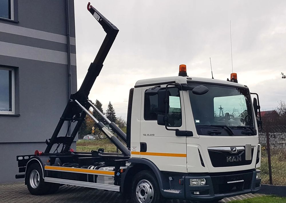 MAN TGL 12.220 HAKOWIEC 4x2 KLIMA HAKOWIEC DO KONTENERÓW - Крюковой мультилифт: фото 1 MAN TGL 12.220 HAKOWIEC 4x2 KLIMA HAKOWIEC DO KONTENERÓW - Крюковой мультилифт: фото 1