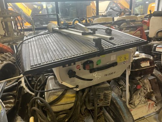 SCIE DE CARRELAGE HUSQVARNA TS230F - Инструмент/ Оборудование: фото 2 SCIE DE CARRELAGE HUSQVARNA TS230F - Инструмент/ Оборудование: фото 2