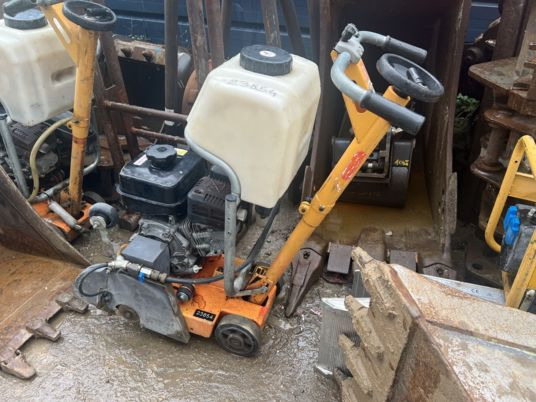 Scie à sol HUSQVARNA - Строительное оборудование: фото 1 Scie à sol HUSQVARNA - Строительное оборудование: фото 1