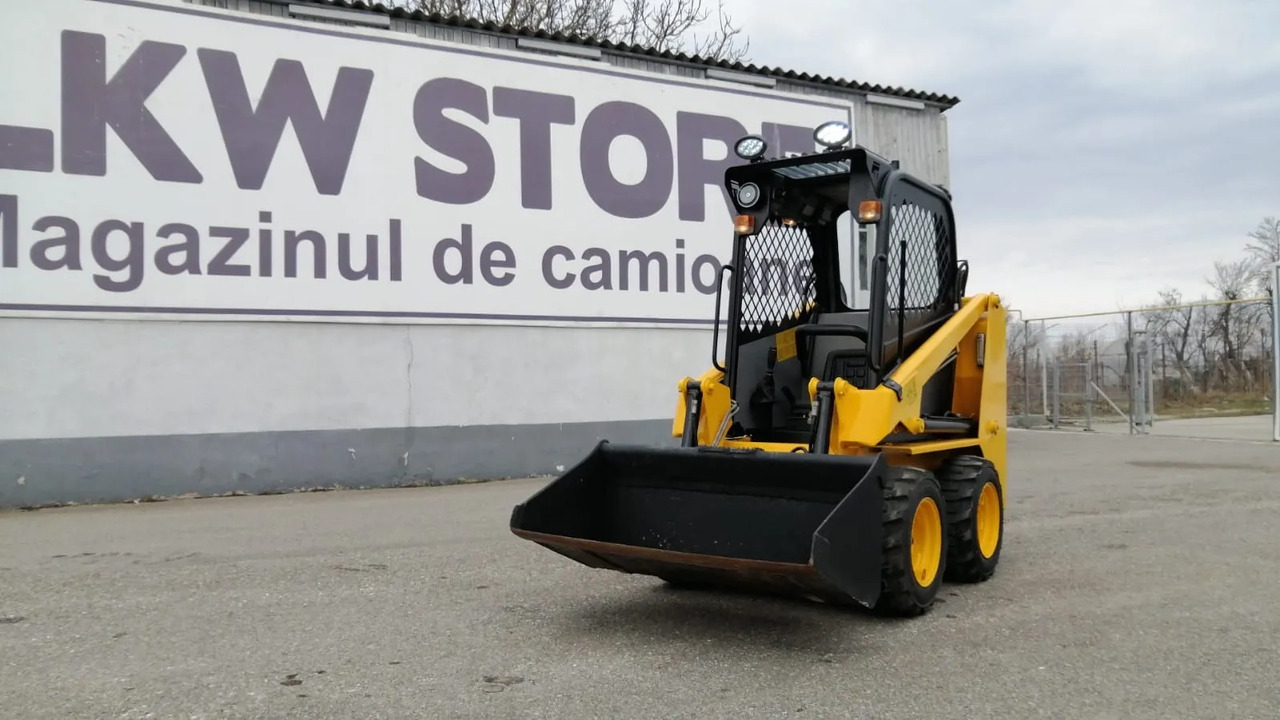 Bobcat Front Loader Ram Italia FM 120 – Hammer Installation - Мини-погрузчик с бортовым поворотом: фото 1 Bobcat Front Loader Ram Italia FM 120 – Hammer Installation - Мини-погрузчик с бортовым поворотом: фото 1