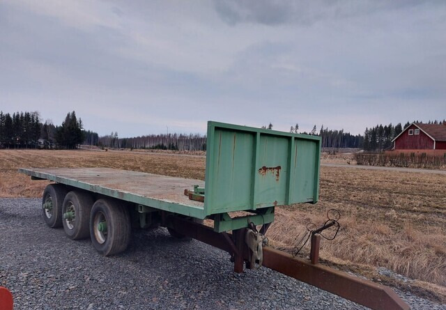 JALKALAVAKÄRRY - 3-akselinen ILMA-ALUSTAINEN KÄRRY MONEEN KÄYTTÖÖN - Сельскохозяйственный прицеп-платформа: фото 1 JALKALAVAKÄRRY - 3-akselinen ILMA-ALUSTAINEN KÄRRY MONEEN KÄYTTÖÖN - Сельскохозяйственный прицеп-платформа: фото 1