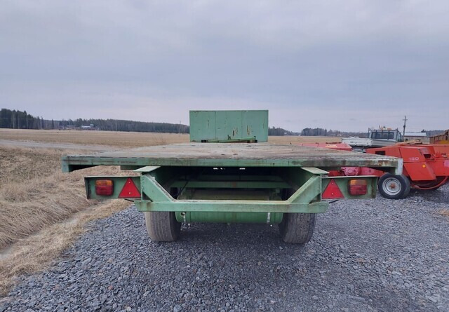 JALKALAVAKÄRRY - 3-akselinen ILMA-ALUSTAINEN KÄRRY MONEEN KÄYTTÖÖN - Сельскохозяйственный прицеп-платформа: фото 4 JALKALAVAKÄRRY - 3-akselinen ILMA-ALUSTAINEN KÄRRY MONEEN KÄYTTÖÖN - Сельскохозяйственный прицеп-платформа: фото 4