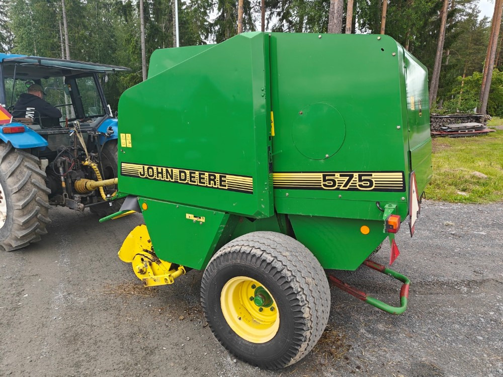 JOHN DEERE Pyöröpaalain 575 - Пресс-подборщик рулонный: фото 2 JOHN DEERE Pyöröpaalain 575 - Пресс-подборщик рулонный: фото 2
