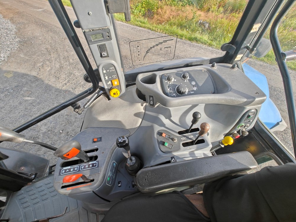 Трактор New Holland TS100, ES vaihteisto, ilmastointi, etukuormaaja Ålö Q55, katso video!: фото 17 Трактор New Holland TS100, ES vaihteisto, ilmastointi, etukuormaaja Ålö Q55, katso video!: фото 17